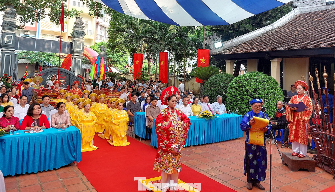 NSƯT Vũ Lân đọc Chúc văn ôn lại lịch sử hào hùng của các vị Vua Hùng. NSƯT Vũ Lân đọc Chúc văn ôn lại lịch sử hào hùng của các vị Vua Hùng.