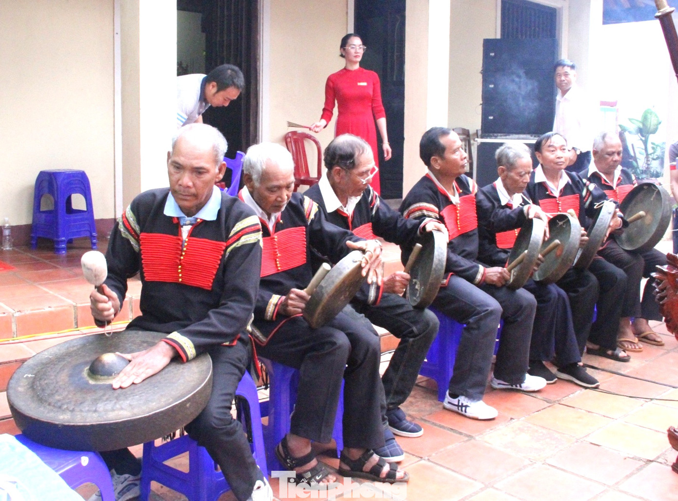 Màn tấu chiêng chào mừng của đội nghệ nhân Ê Đê. Màn tấu chiêng chào mừng của đội nghệ nhân Ê Đê.