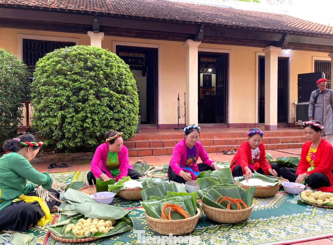 Hoạt động gói bánh chưng tại Đình Lạc Giao. Hoạt động gói bánh chưng tại Đình Lạc Giao.