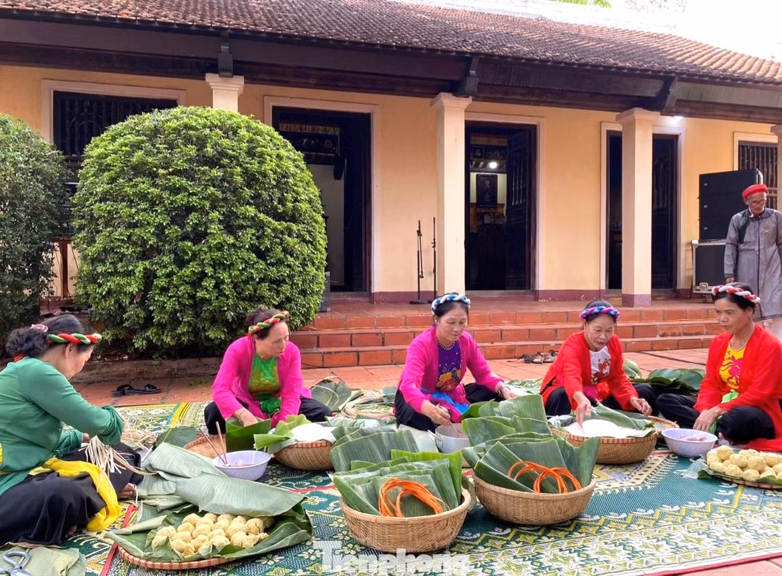Hoạt động gói bánh chưng tại Đình Lạc Giao.