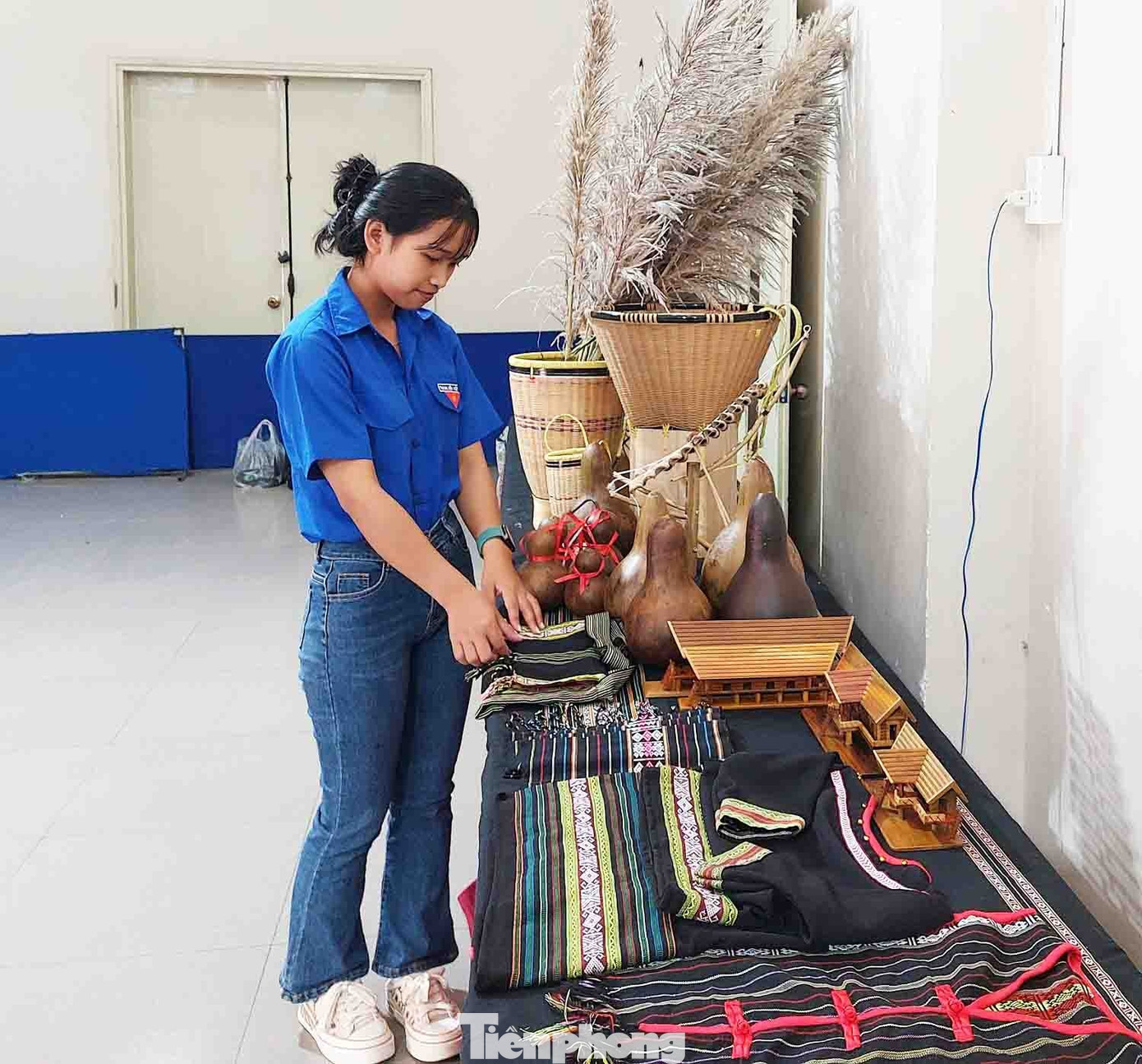 Đoàn thanh niên tìm hiểu các sản phẩm truyền thống của người dân tộc bản địa ở Đắk Lắk