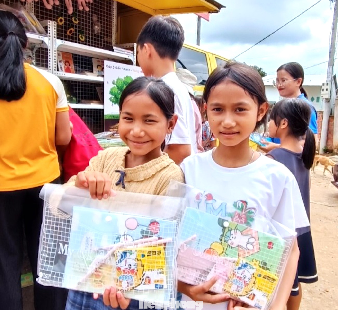 Đến thời điểm hiện tại, trao tặng được 65 tủ sách cầu vồng, mỗi tủ từ 100-150 đầu sách thiếu nhi.