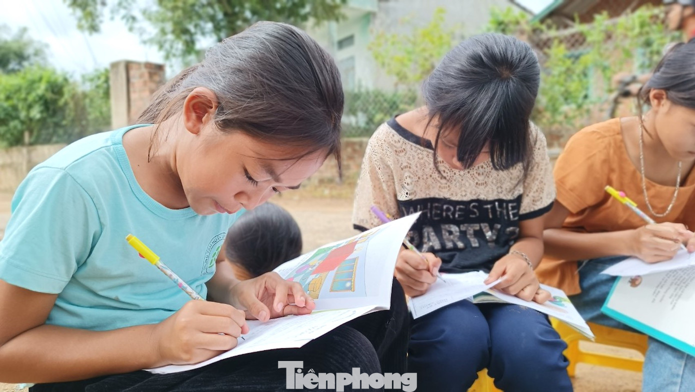 Các em học sinh được tham gia hoạt động đọc sách viết cảm nhận, chơi cờ vua, lego, tô màu vẽ tranh... Đây là điểm thứ 10 trong hè năm 2024 được “Thư viện mùa xuân” phối hợp tổ chức.