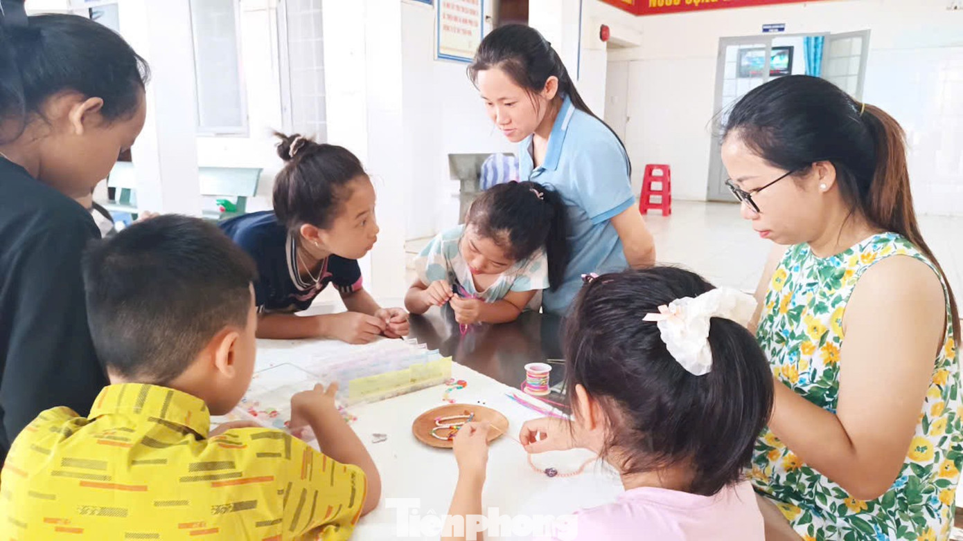 Tại đây, các em được trải nghiệm đọc sách, giáo dục kỹ năng sống, xếp lá dừa nghệ thuật, trải nghiệm làm vòng tay,....