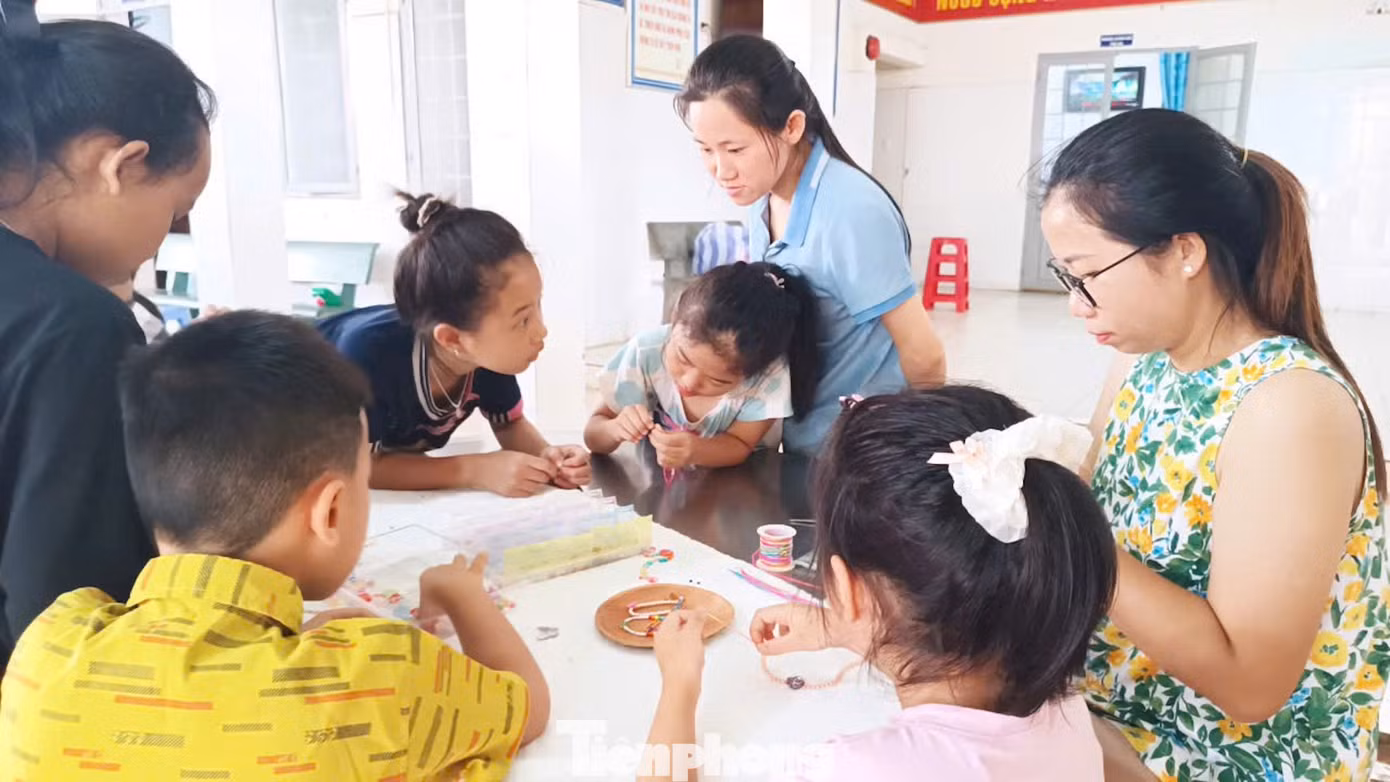 Tại đây, các em được trải nghiệm đọc sách, giáo dục kỹ năng sống, xếp lá dừa nghệ thuật, trải nghiệm làm vòng tay,....
