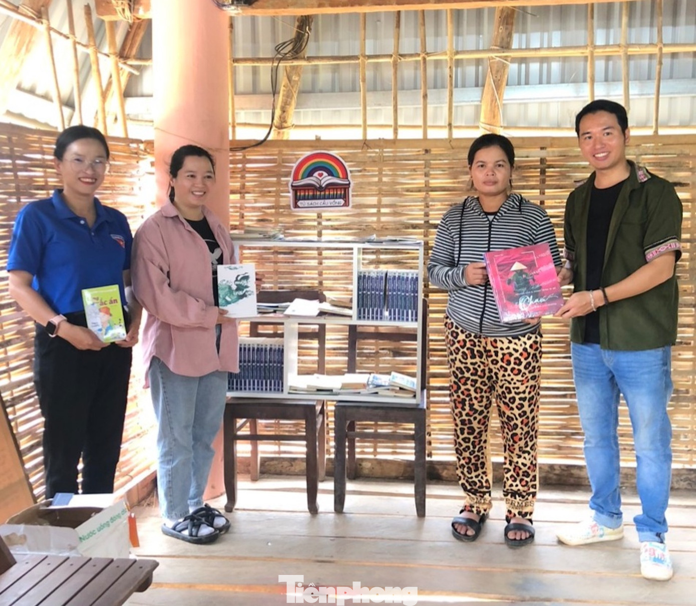 Tại chương trình, đại diện nhóm thiện nguyện kết nối yêu thương đã trao tặng “Tủ sách cầu vồng 65” với hơn 100 đầu sách thiếu nhi. Tủ sách được đặt tại nhà rông thôn này.