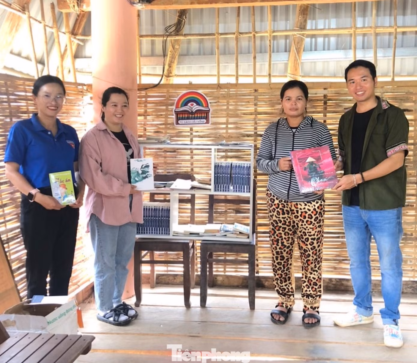 Tại chương trình, đại diện nhóm thiện nguyện kết nối yêu thương đã trao tặng “Tủ sách cầu vồng 65” với hơn 100 đầu sách thiếu nhi. Tủ sách được đặt tại nhà rông thôn này.