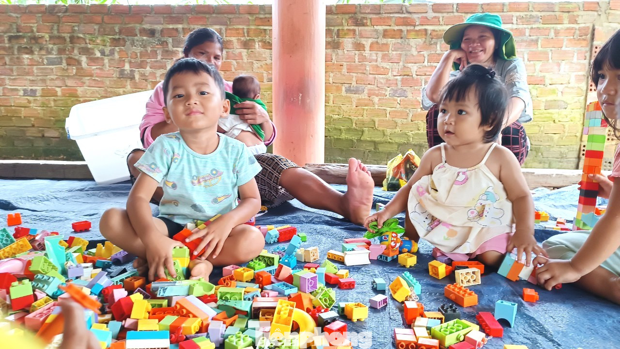 Với quan niệm, đưa sách đến nơi cần và làm mới các trải nghiệm xoay quanh sách, sau 3 năm, “Thư viện mùa xuân” đã lăn bánh đến hơn 50 điểm trường, buôn làng, nhà văn hóa cộng đồng tại các tỉnh Tây Nguyên.