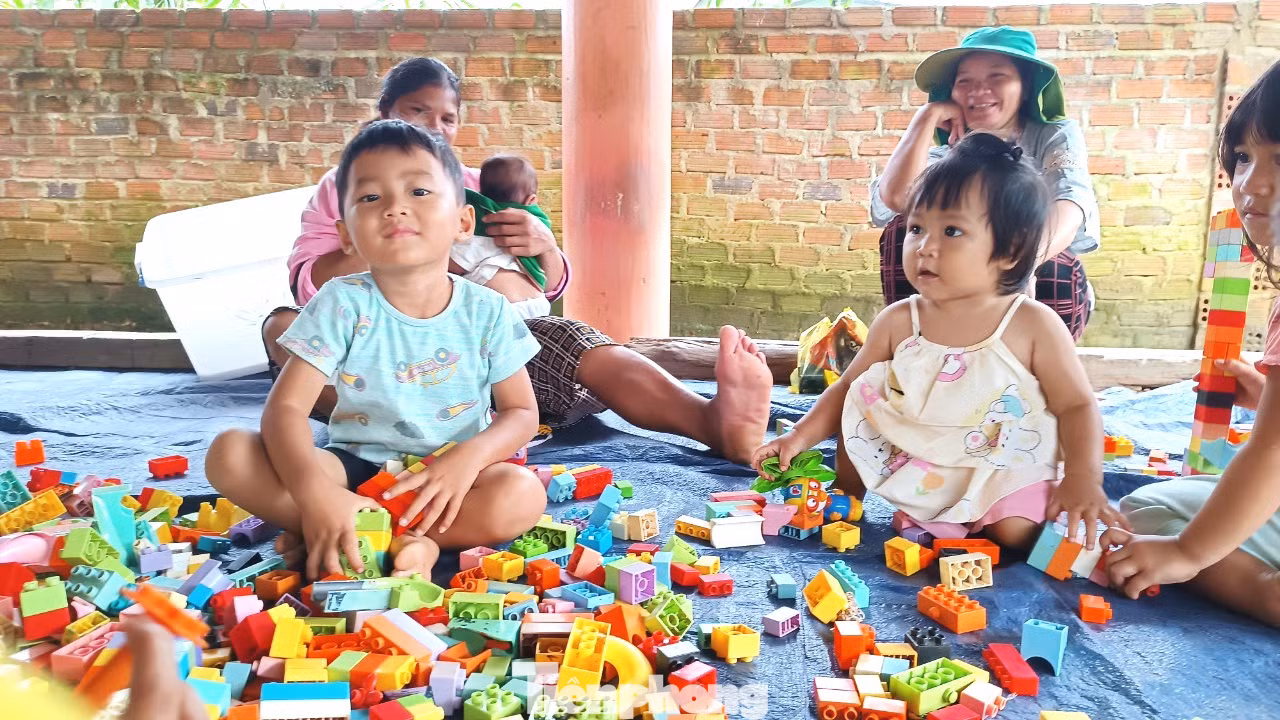 Với quan niệm, đưa sách đến nơi cần và làm mới các trải nghiệm xoay quanh sách, sau 3 năm, “Thư viện mùa xuân” đã lăn bánh đến hơn 50 điểm trường, buôn làng, nhà văn hóa cộng đồng tại các tỉnh Tây Nguyên.