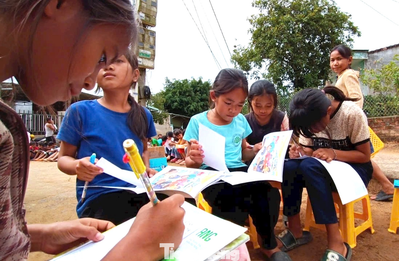 Hoạt động tô màu, vẽ tranh thu hút nhiều thiếu nhi tham gia. Ngoài ra, các em còn được tặng quà và những suất ăn nhẹ.