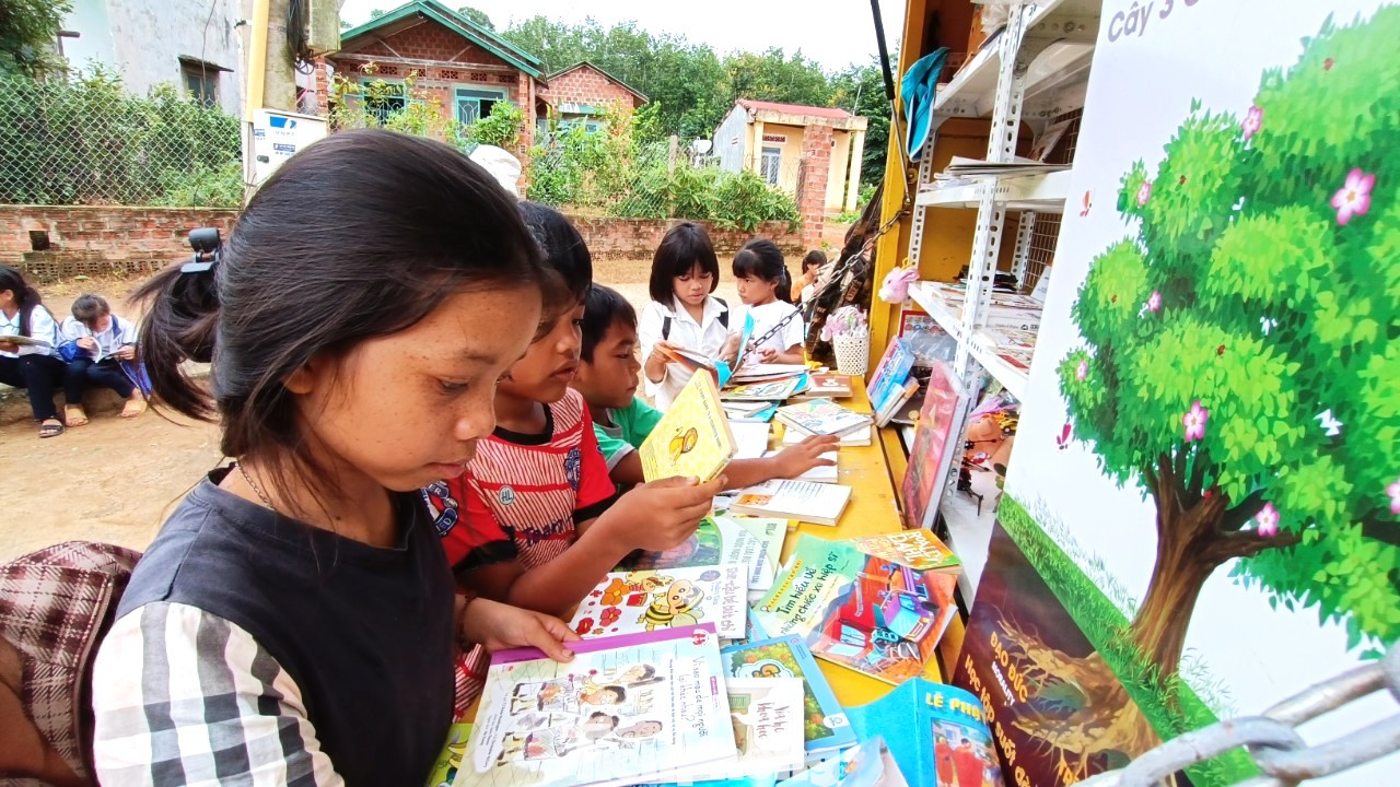 Em Y Diệp (12 tuổi, người dân tộc Giẻ Triêng) cho biết, sau khi đọc cuốn sách “Không gia đình”, Y Diệp viết cảm nhận ra tờ “Nhật ký đọc sách” được các anh chị phát.