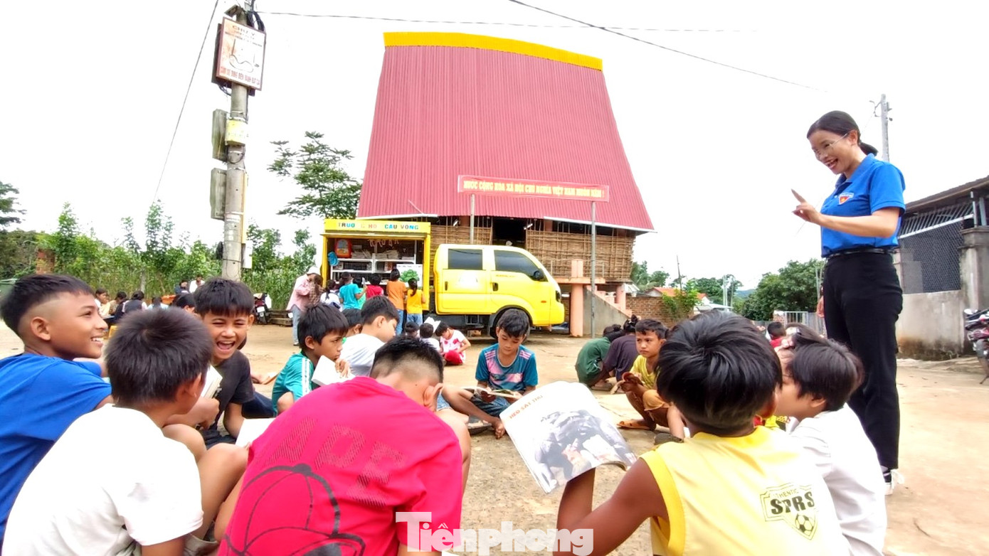 Trong 2 ngày 11-12/8, tại nhà rông thôn Plei Trum - Đắk Choăh (TP Kon Tum, tỉnh Kon Tum), “Thư viện mùa xuân” của nhóm thiện nguyện Kết nối yêu thương (tỉnh Đắk Lắk) phối hợp Đoàn phường Ngô Mây và CLB sách Kon Tum tổ chức các hoạt động trải nghiệm hè cho hơn 100 em nhỏ người Giẻ Triêng.