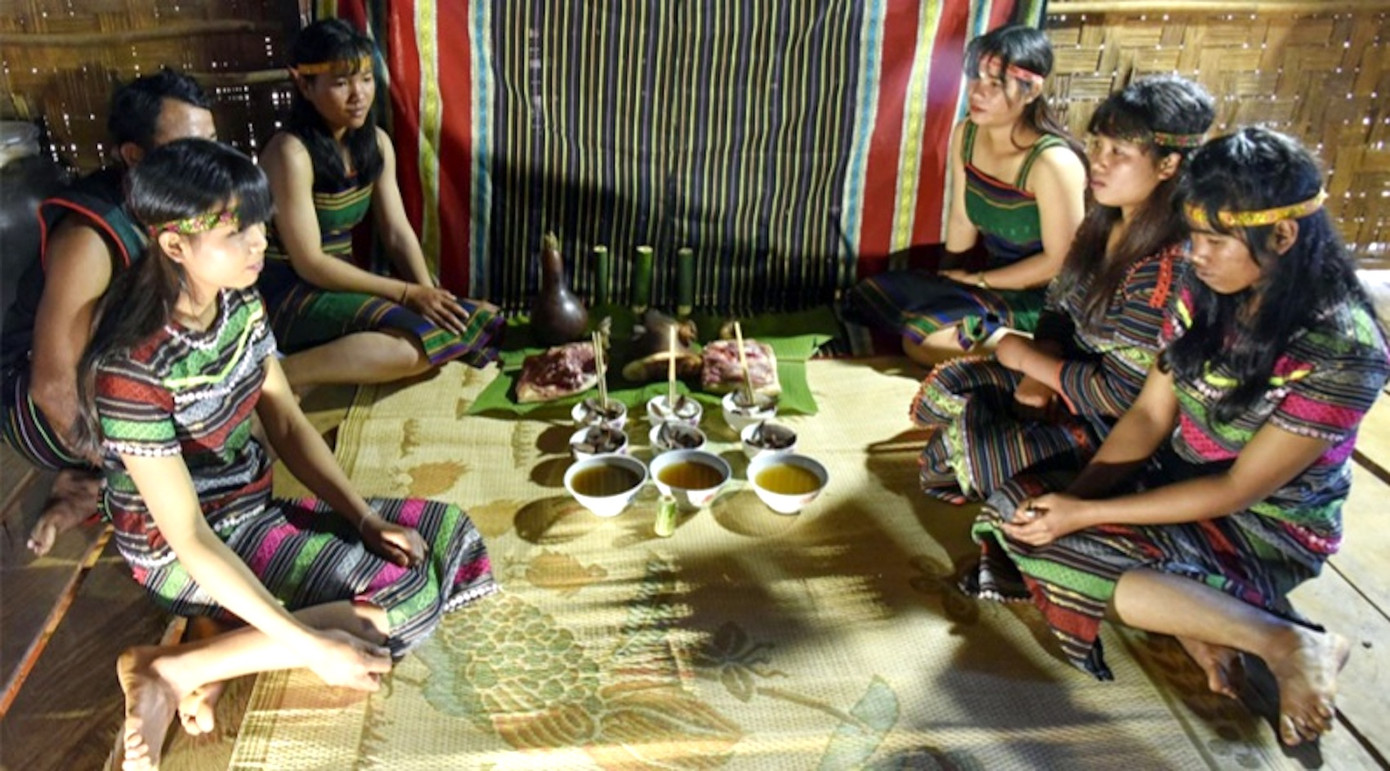 Lễ mừng thọ là phong tục đẹp của người Mnông nói chung và người Mnông huyện Lắk nói riêng. Lễ mừng thọ là phong tục đẹp của người Mnông nói chung và người Mnông huyện Lắk nói riêng.