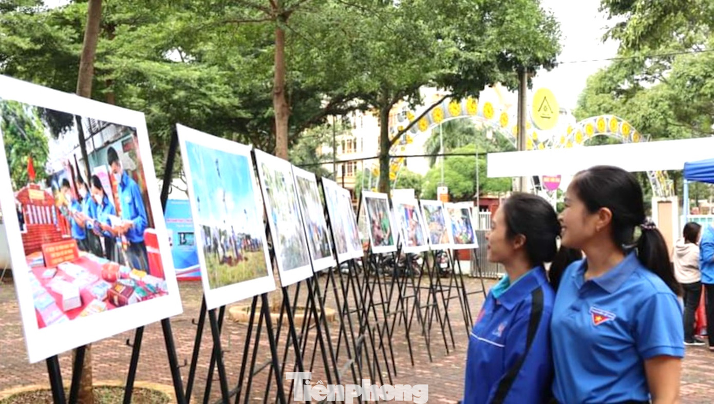 Đoàn viên, thanh niên tham quan triển lãm ảnh Đoàn viên, thanh niên tham quan triển lãm ảnh