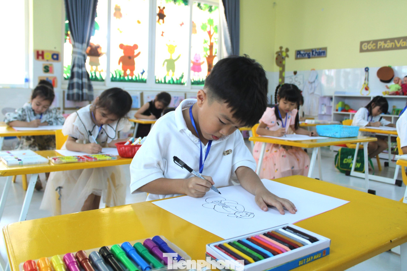 Các em tham gia vẽ tranh trong thời gian 75 phút, về các chủ đề như: gia đình, mái trường, giao thông, động vật, thực vật, bảo vệ môi trường…Mỗi tác phẩm mang tới một thông điệp, một mong ước, một lời nhắn nhủ riêng với kỹ thuật sử dụng đường nét, hình mảng màu sắc, bố cục chặt chẽ, hài hoà cân đối và có sự sáng tạo.