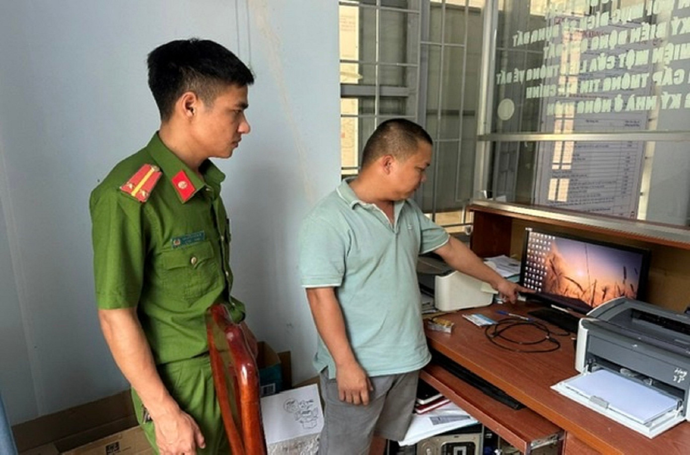 Công an khám xét khẩn cấp nơi làm việc của Phúc