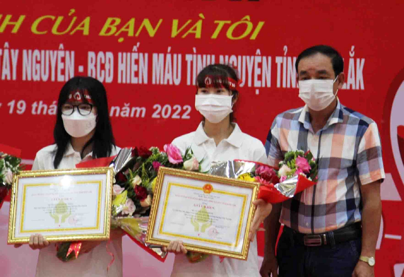 Thắm (giữa) nhận bằng khen thành tích xuất sắc trong công tác tổ chức vận động hiến máu