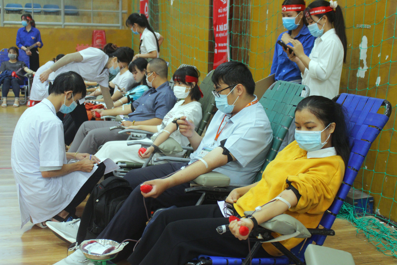 Tình nguyện viên Trường ĐH Tây Nguyên tham gia hiến máu tại chương trình Chủ nhật Đỏ