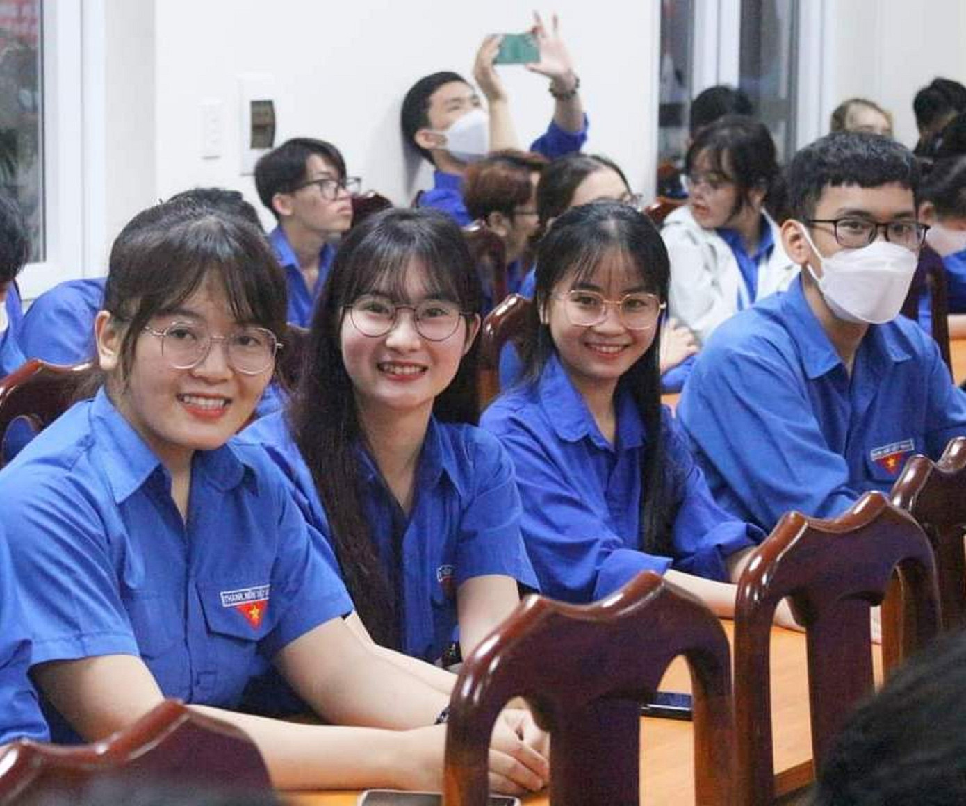 Lê Thị Hồng Thắm (thứ 2, trái qua) là cán bộ Đoàn- Hội năng nổ