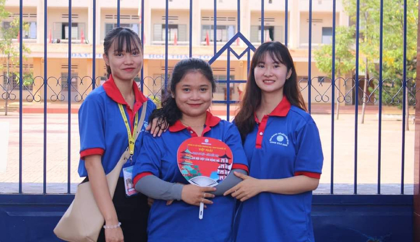 Thắm và các tình nguyện viên tham gia chương trình Tiếp sức mùa thi