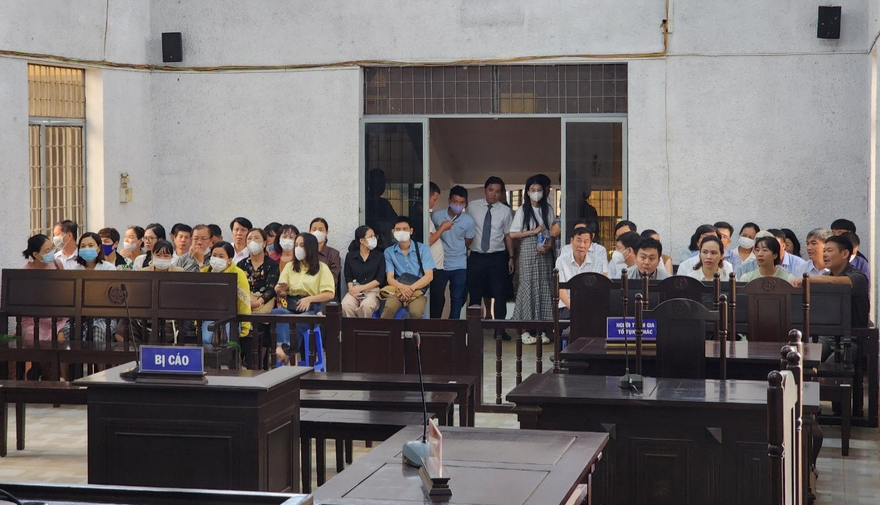 Hoãn phiên tòa xét xử cựu Giám đốc CDC Đắk Lắk và các đồng phạm Hoãn phiên tòa xét xử cựu Giám đốc CDC Đắk Lắk và các đồng phạm