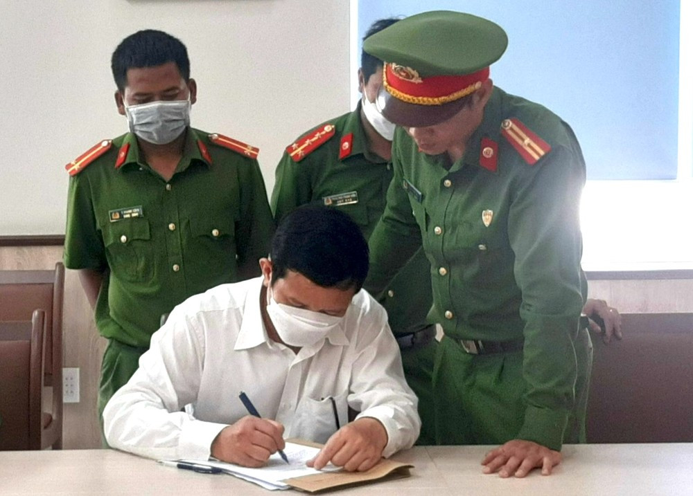 Cựu Giám đốc Trịnh Quang Trí khi bị bắt Cựu Giám đốc Trịnh Quang Trí khi bị bắt