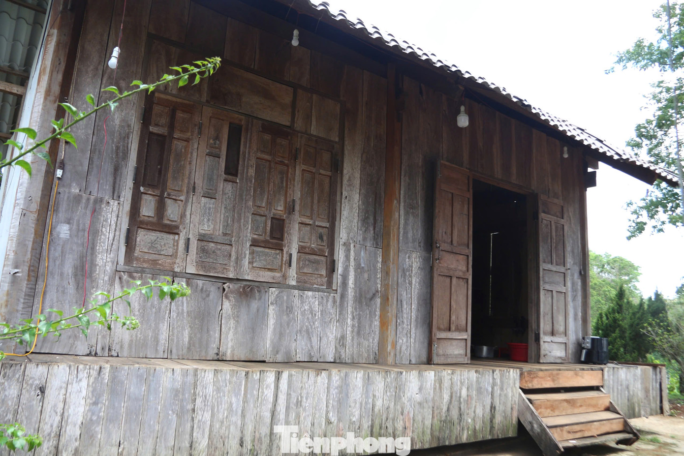 Căn nhà xoay gồm hai gian, được thiết kế với các vật dụng nhẹ như gỗ, tôn Căn nhà xoay gồm hai gian, được thiết kế với các vật dụng nhẹ như gỗ, tôn