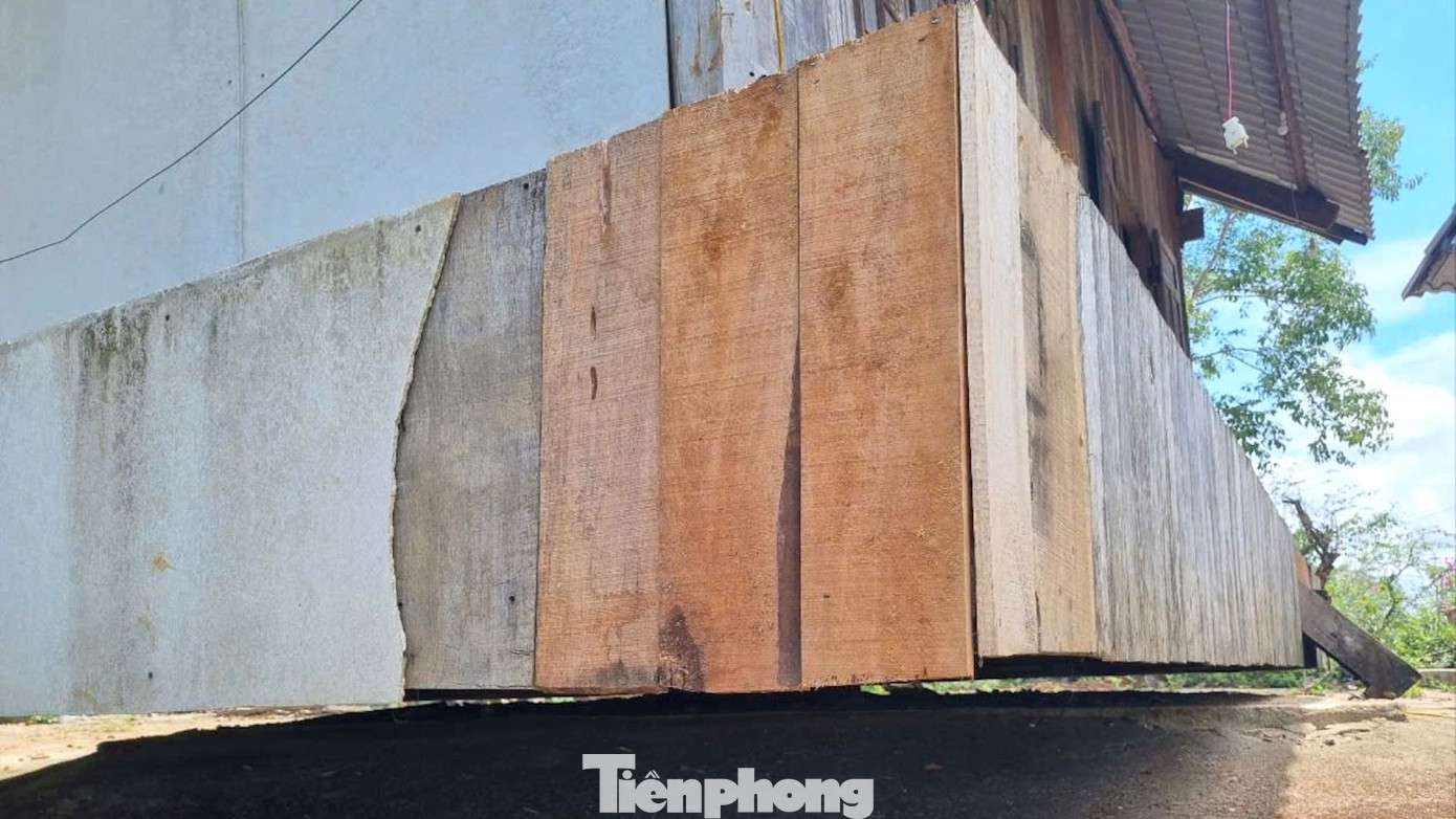 Phần khung nhà nằm cách mặt đất khoảng 50cm Phần khung nhà nằm cách mặt đất khoảng 50cm