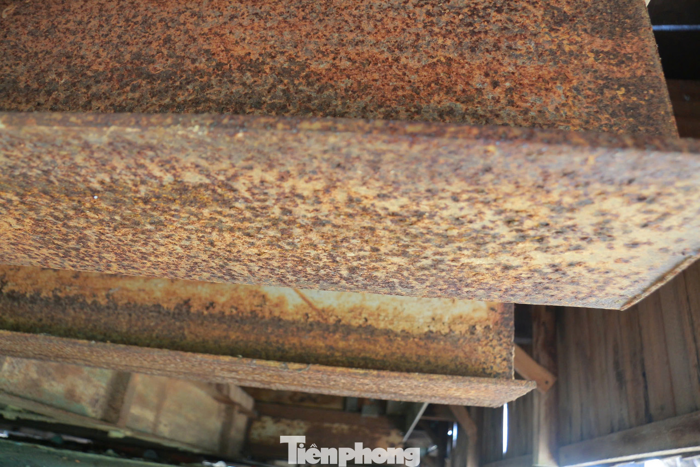 Khung sắt vững chắc nâng đỡ toàn bộ căn nhà Khung sắt vững chắc nâng đỡ toàn bộ căn nhà