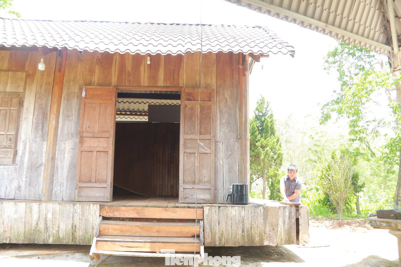 Chỉ cần đẩy nhẹ ngôi nhà xoay theo bất kỳ hướng nào Chỉ cần đẩy nhẹ ngôi nhà xoay theo bất kỳ hướng nào