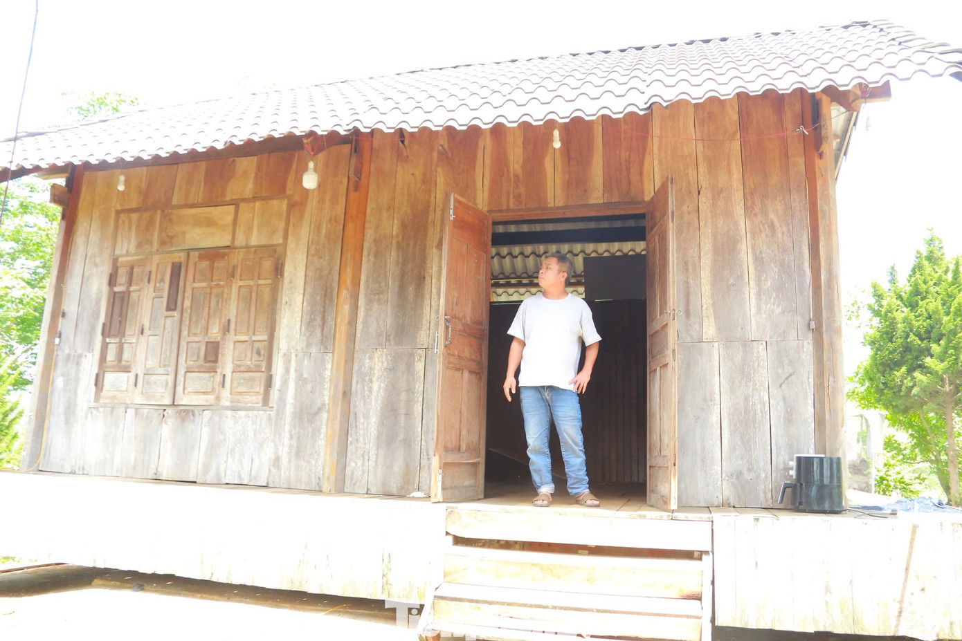 Ông Đàn bên ngôi nhà gỗ biết xoay Ông Đàn bên ngôi nhà gỗ biết xoay