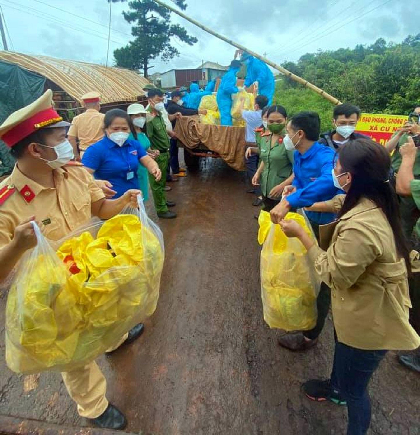 Những suất quà được xếp lên xe công nông