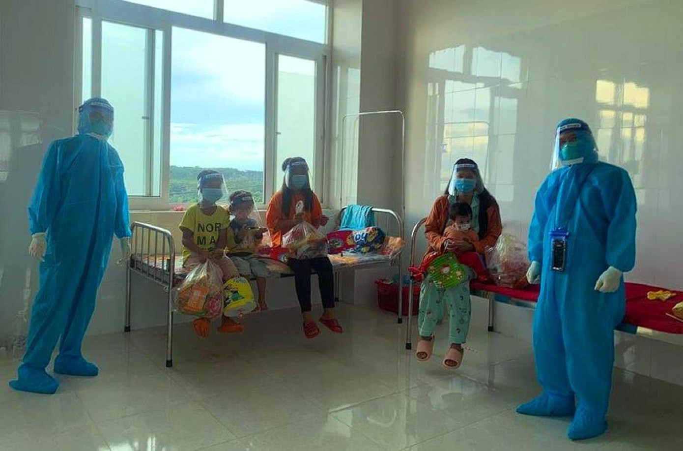 Tình nguyện viên tặng quà cho thiếu nhi đang điều trị tại trung tâm y tế huyện