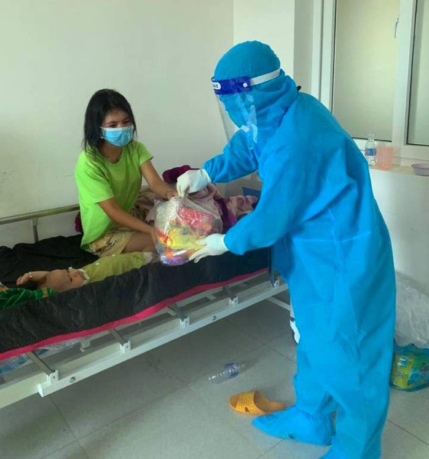 Tình nguyện viên tặng quà động viên các em đang điều trị COVID-19