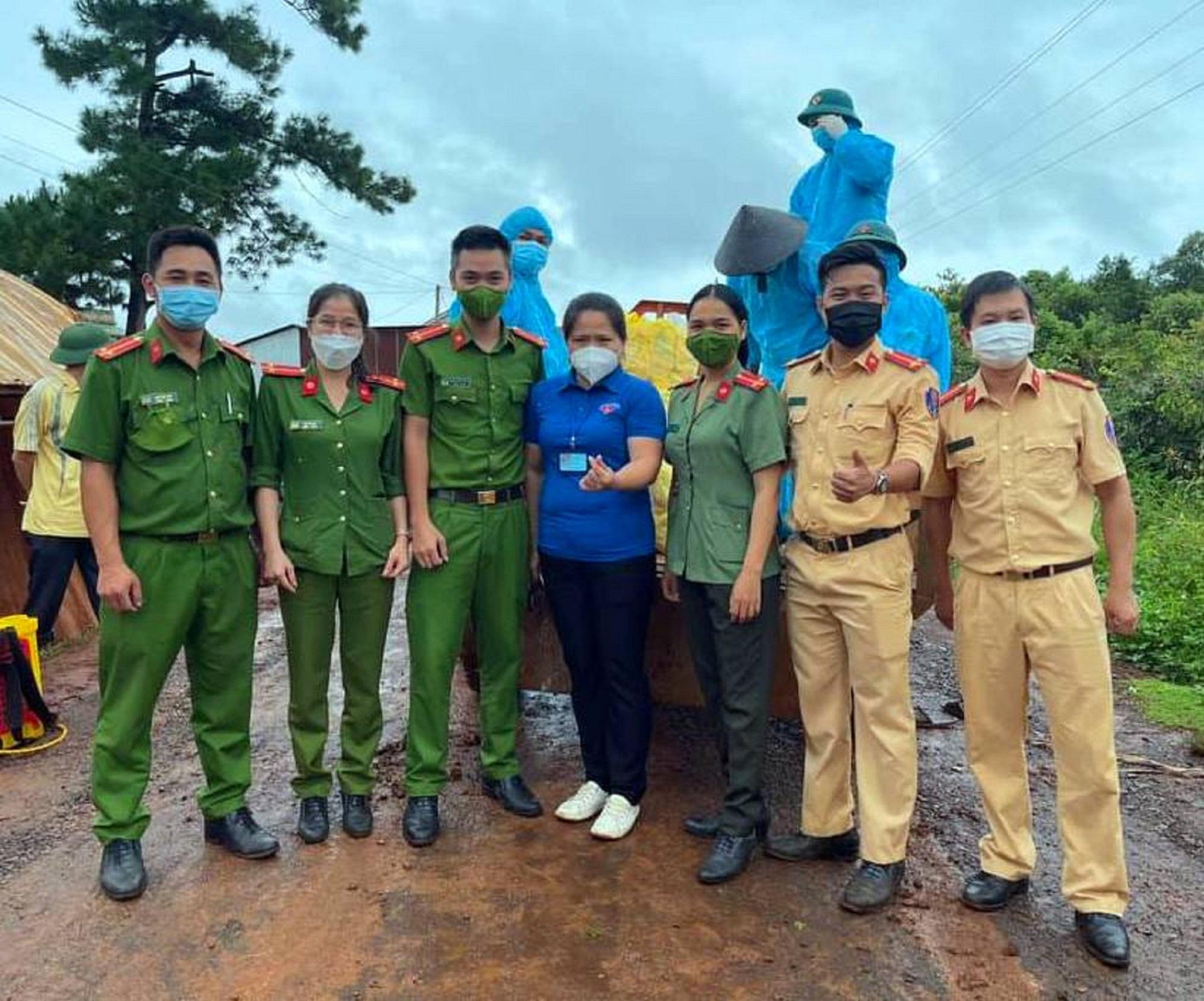 Đoàn Công an huyện và huyện Đoàn chuẩn bị quà trung thu