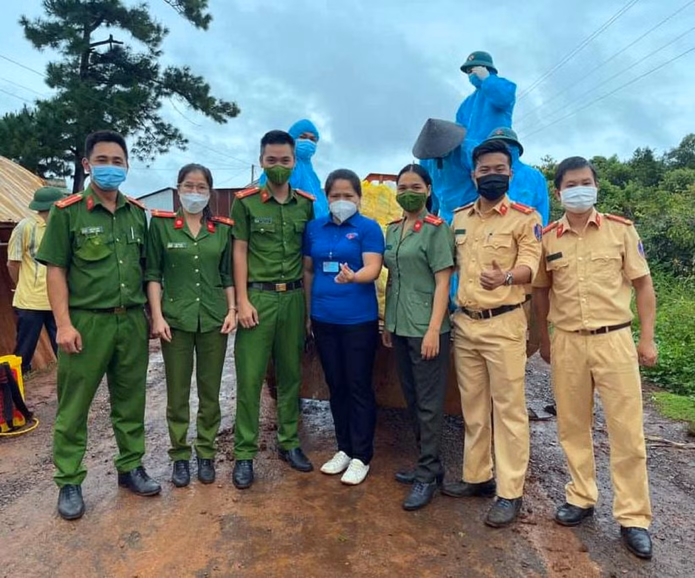Đoàn Công an huyện và huyện Đoàn chuẩn bị quà trung thu Đoàn Công an huyện và huyện Đoàn chuẩn bị quà trung thu