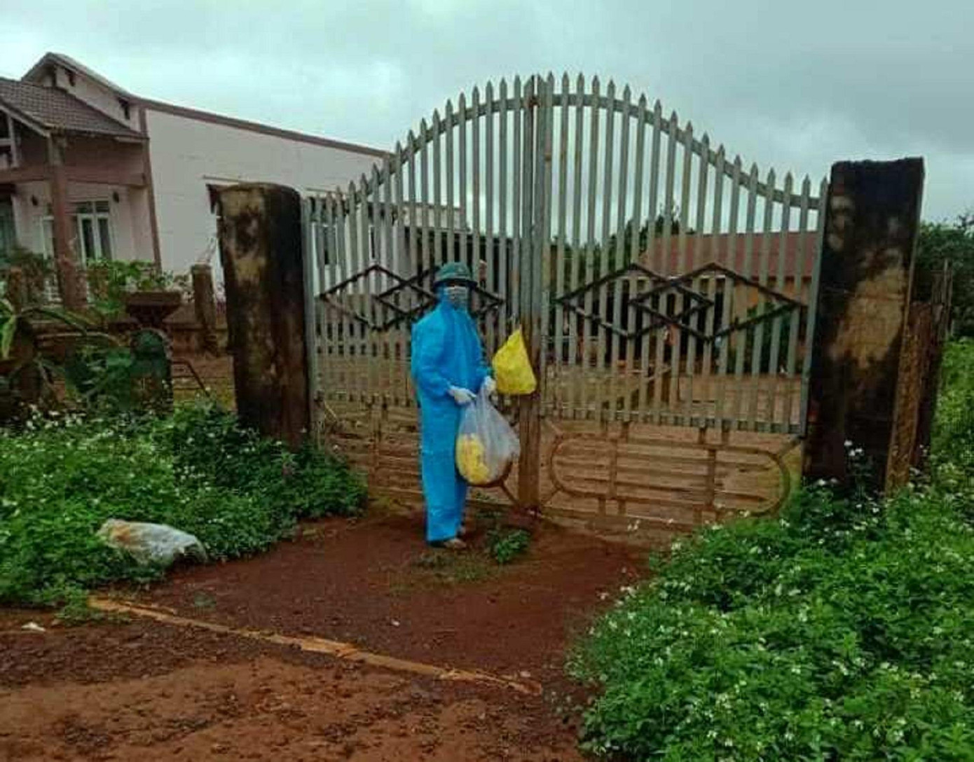 Những phần quà Trung thu được treo trước cổng cho các em ở khu phong tỏa