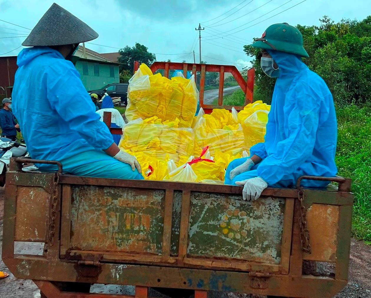 Tình nguyện viên chở quà Trung thu trao cho thiếu nhi buôn phong tỏa