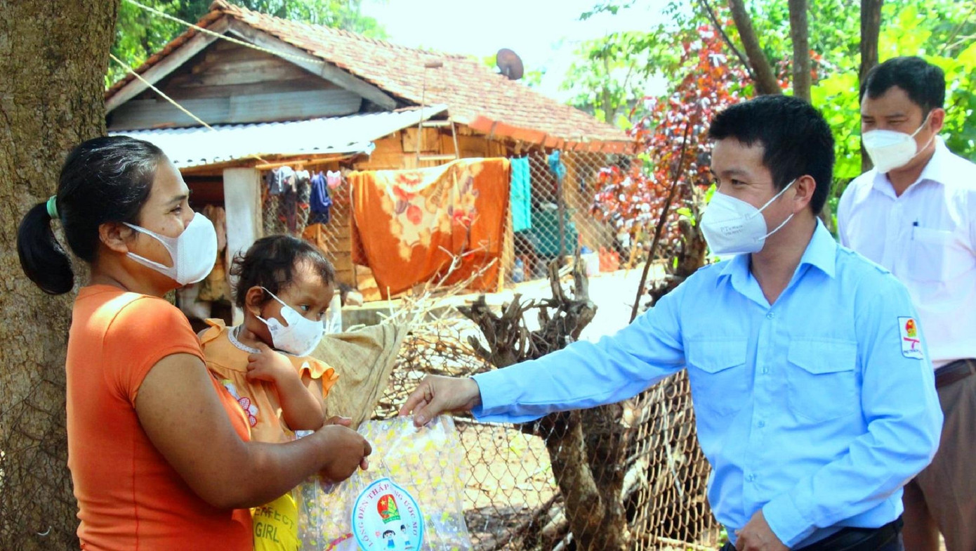 Anh Trần Doãn Tới (phải) động viên các em thiếu nhi