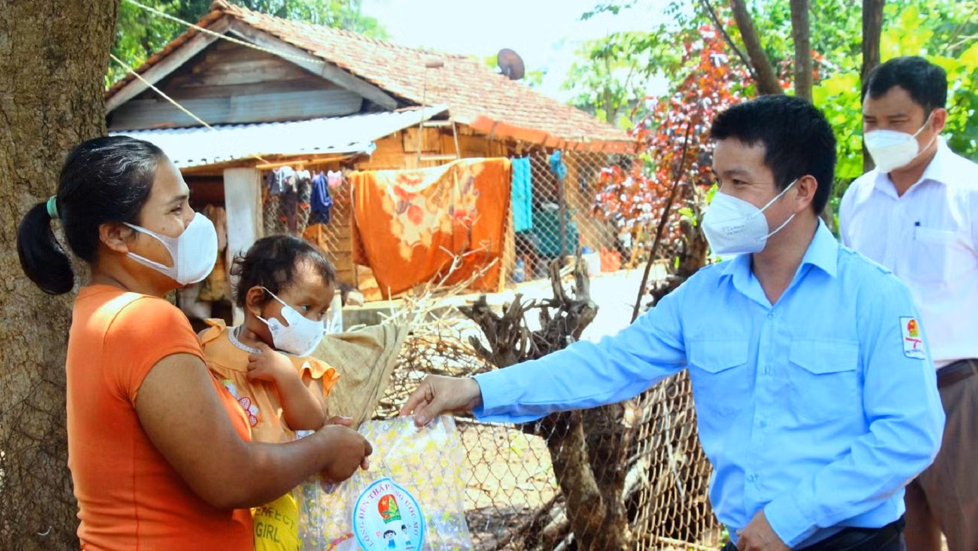 Anh Trần Doãn Tới (phải) động viên các em thiếu nhi Anh Trần Doãn Tới (phải) động viên các em thiếu nhi