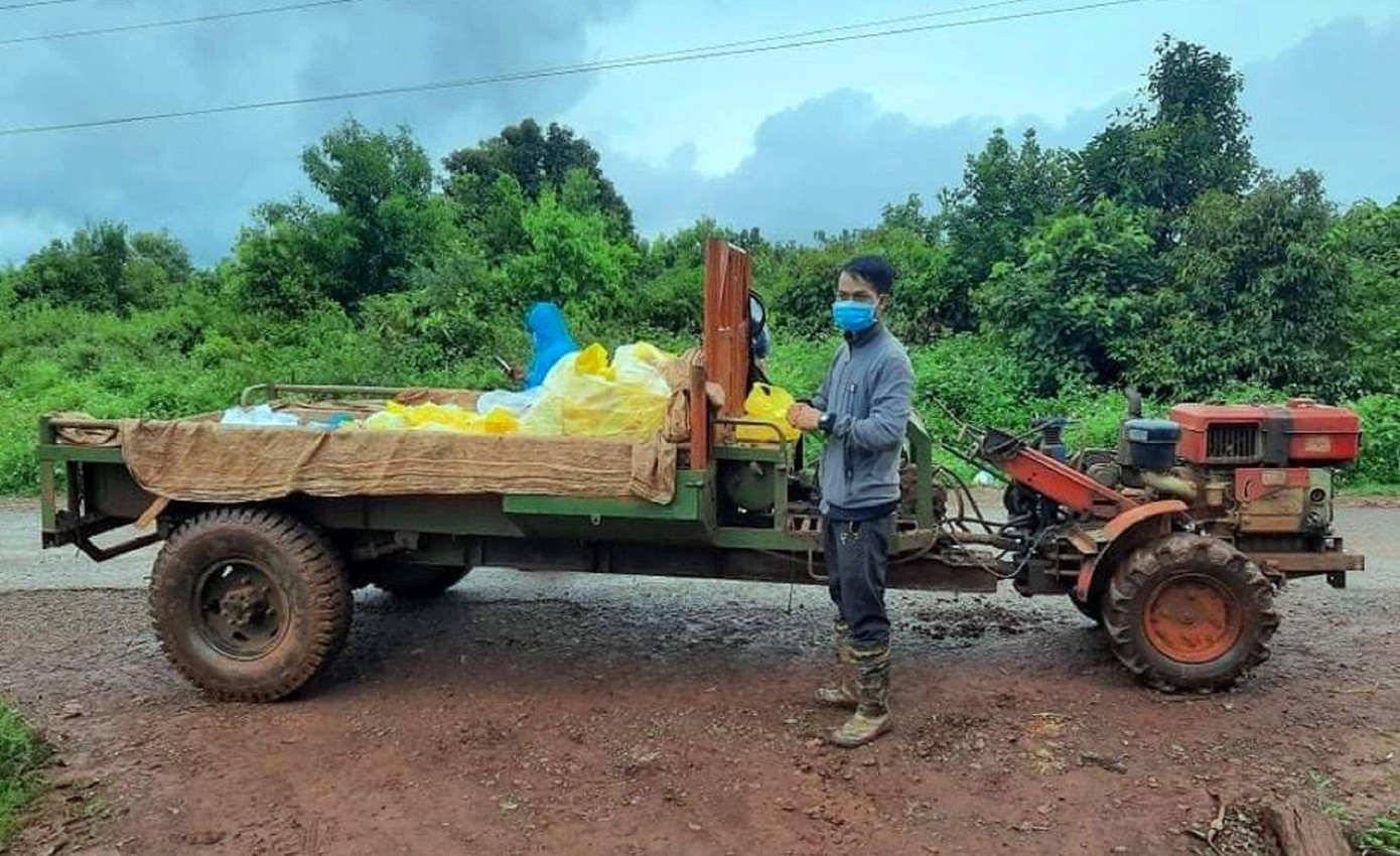Xe công nông chở quà đến hai buôn phong tỏa trao tặng cho thiếu nhi