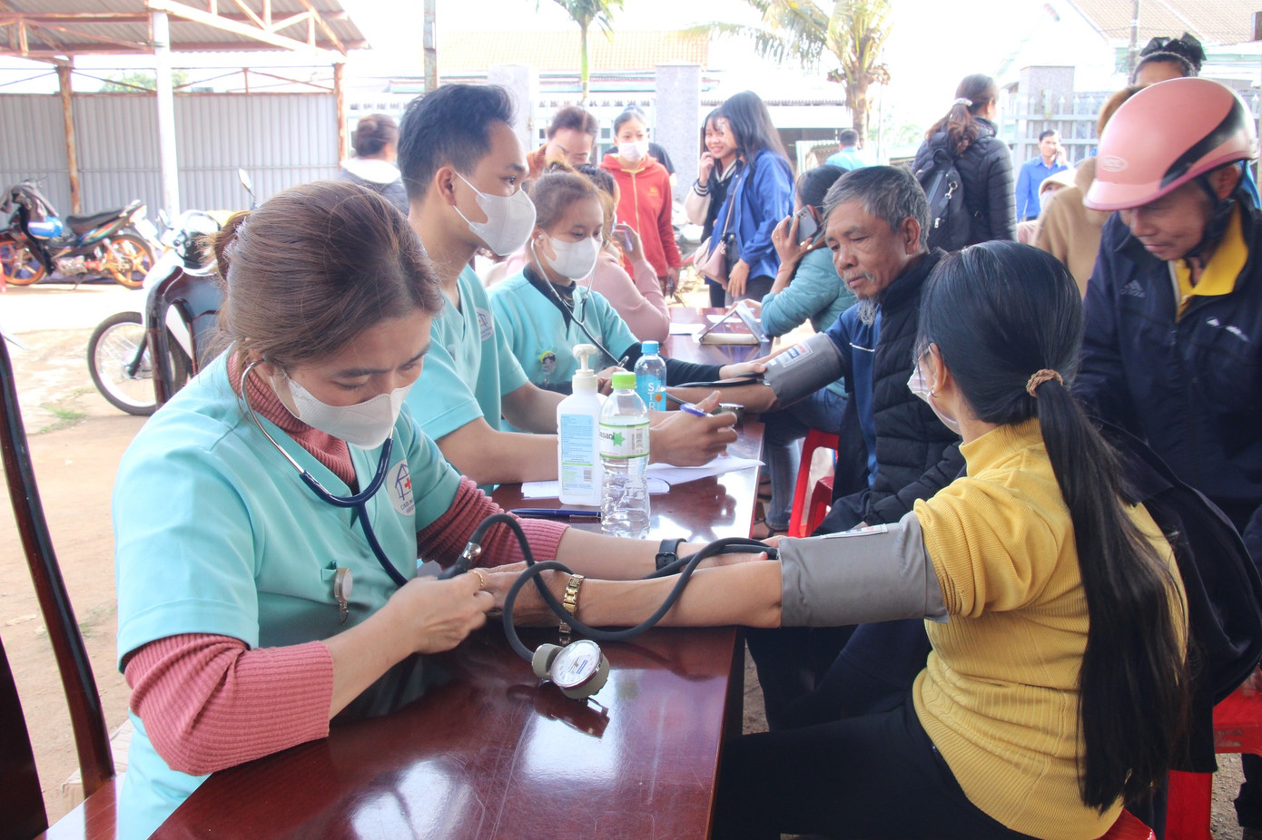 Người dân được khám bệnh, tư vấn cấp phát thuốc miễn phí Người dân được khám bệnh, tư vấn cấp phát thuốc miễn phí