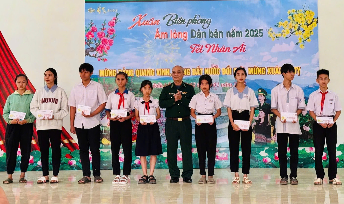 Các em thiếu nhi hoàn cảnh khó khăn vùng biên giới nhận quà Tết Các em thiếu nhi hoàn cảnh khó khăn vùng biên giới nhận quà Tết