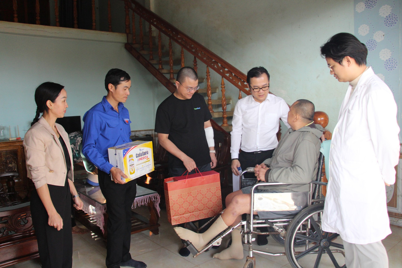 Các cơ quan, đơn vị thăm, tặng quà cho các gia đình thương binh, bệnh binh, gia đình có công với cách mạng. Các cơ quan, đơn vị thăm, tặng quà cho các gia đình thương binh, bệnh binh, gia đình có công với cách mạng.