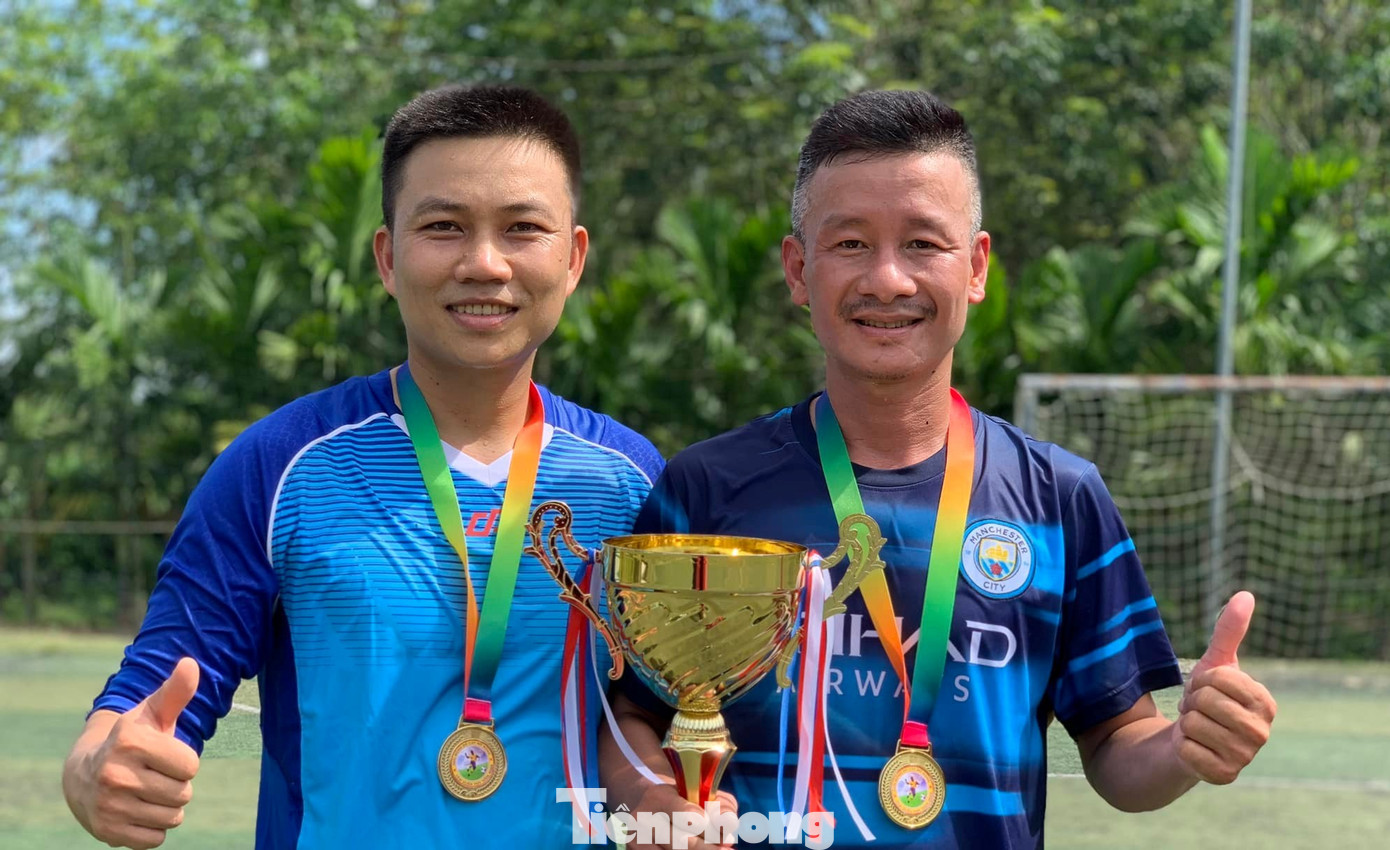 Thầy Vũ (trái) tham gia các hoạt động thể dục, thể thao Thầy Vũ (trái) tham gia các hoạt động thể dục, thể thao