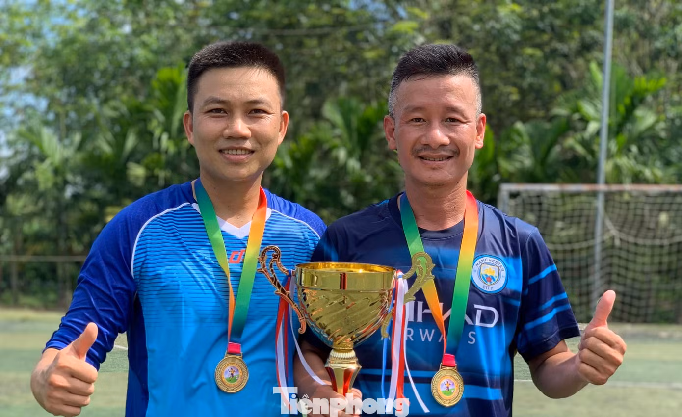 Thầy Vũ (trái) tham gia các hoạt động thể dục, thể thao Thầy Vũ (trái) tham gia các hoạt động thể dục, thể thao