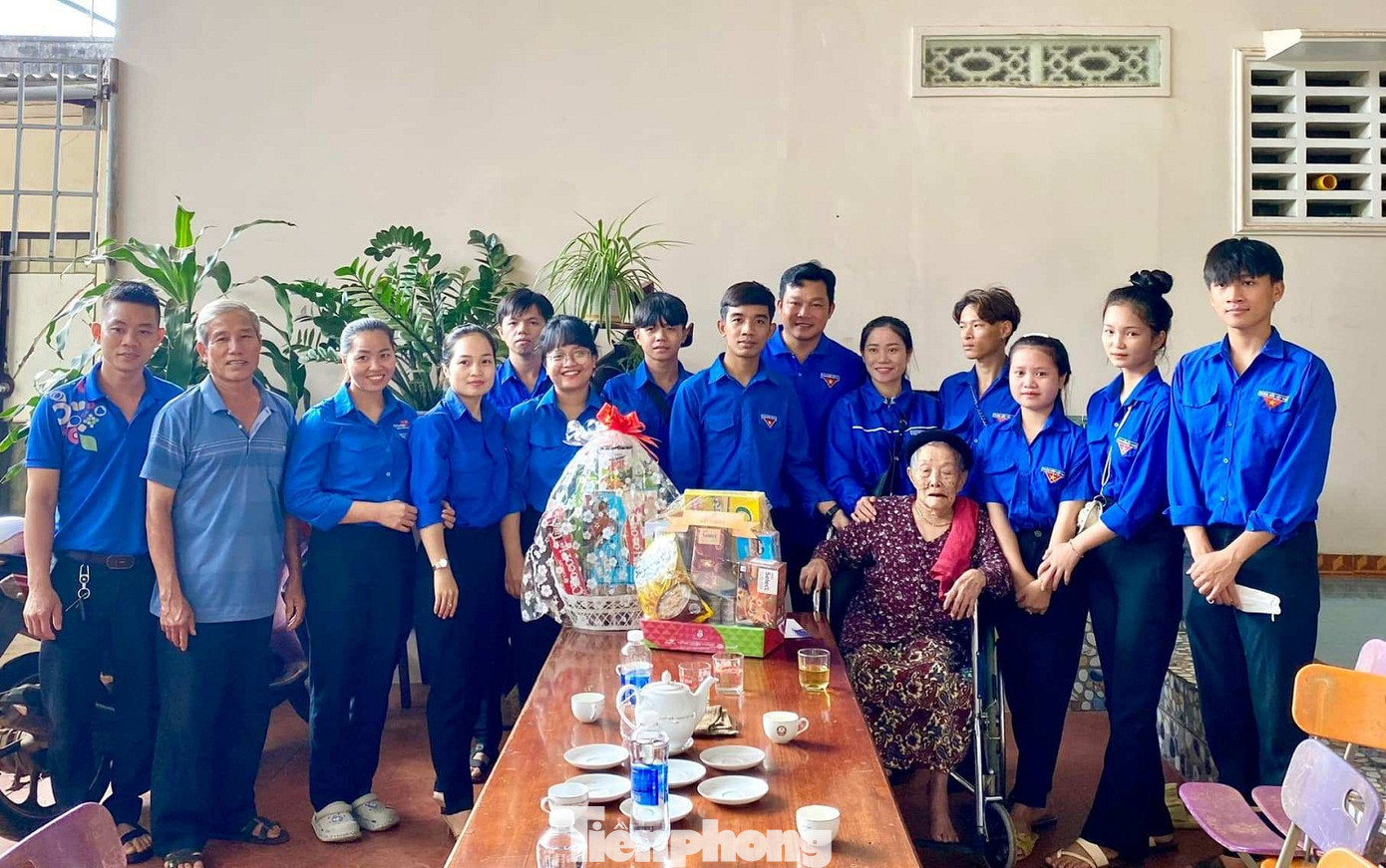 Đoàn thị trấn Quảng Phú thăm, tặng quà cho Mẹ Việt Nam anh hùng Đoàn thị trấn Quảng Phú thăm, tặng quà cho Mẹ Việt Nam anh hùng