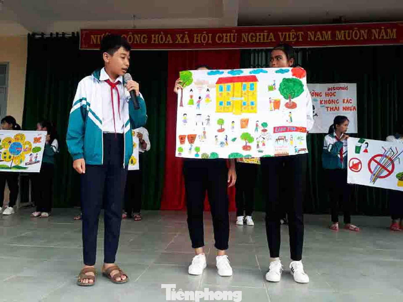 Nhiều hoạt động của học sinh tại trường thầy Vũ công tác Nhiều hoạt động của học sinh tại trường thầy Vũ công tác