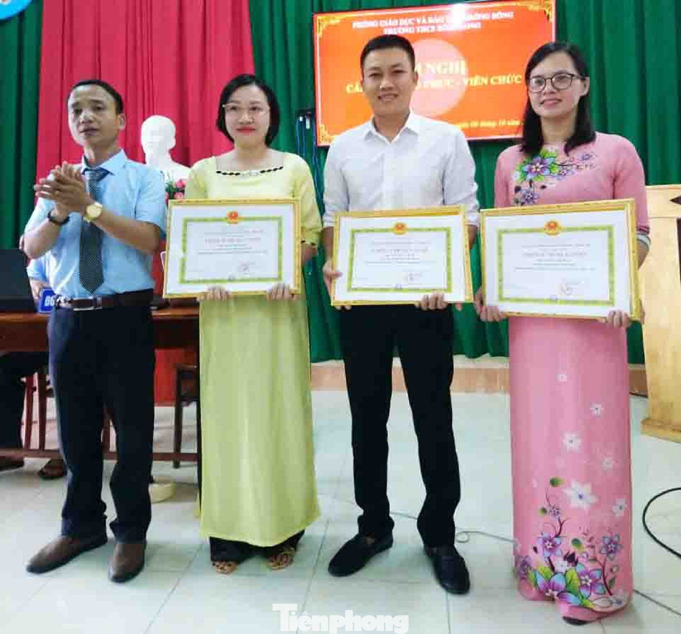 Thầy luôn năng nổ tham gia các phong trào của trường. Thầy luôn năng nổ tham gia các phong trào của trường.