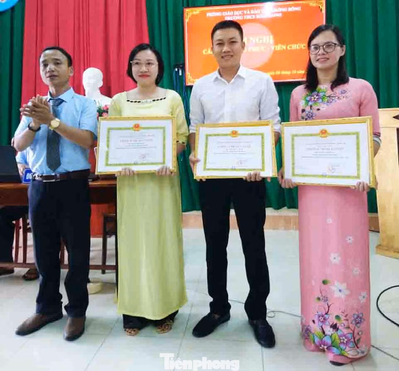 Thầy luôn năng nổ tham gia các phong trào của trường. Thầy luôn năng nổ tham gia các phong trào của trường.